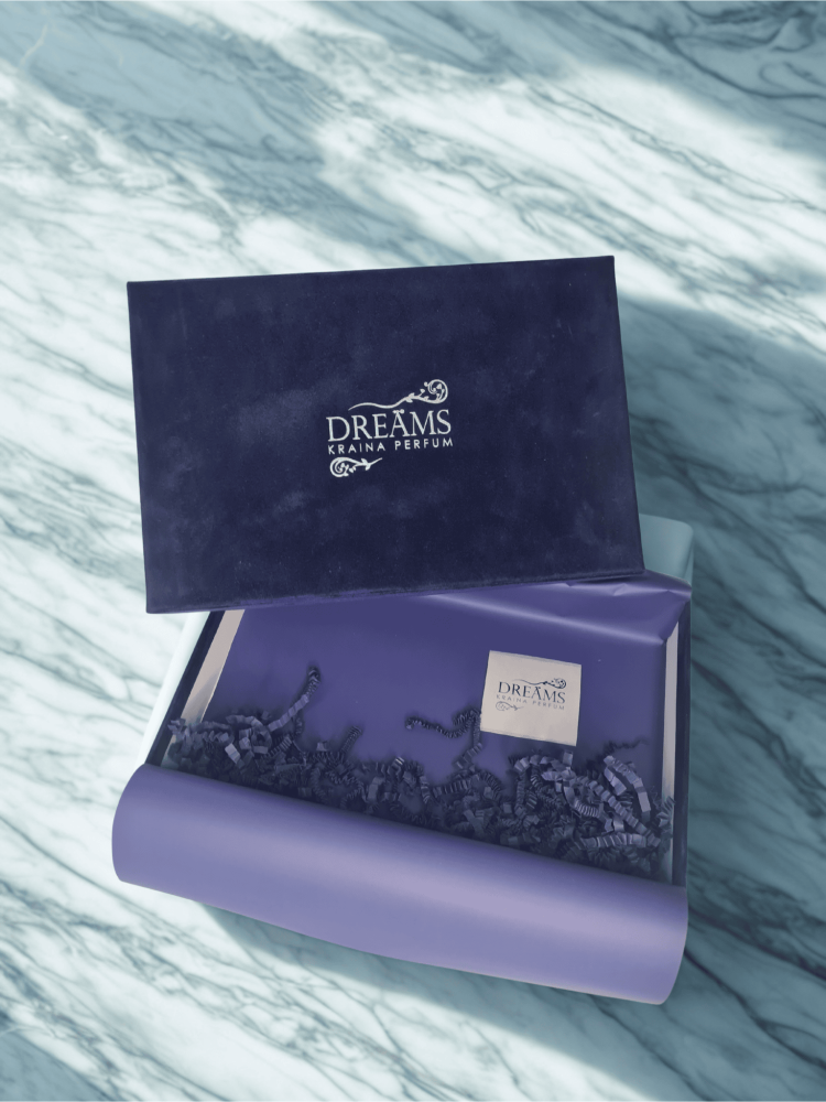 Pudełko prezentowe welurowe z logo Krainy Perfum - granat Pudełko prezentowe welurowe z logo Krainy Perfum - granat